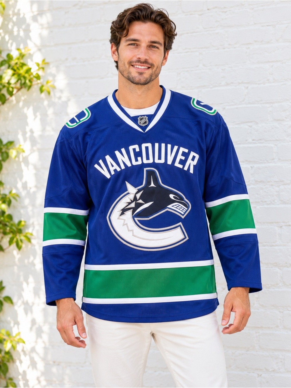 VANCOUVER CANUCKS
NHL Team Apparel Jersey - Size Small (S)